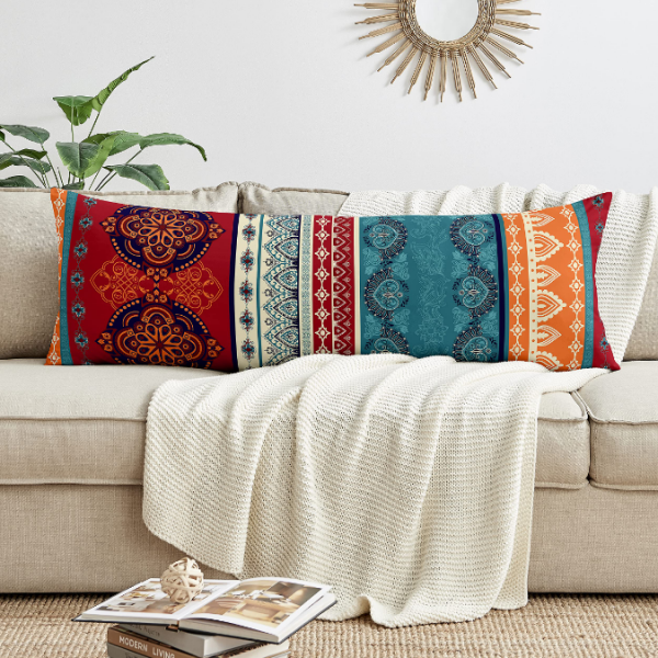 Bantal-Bantal Berwarna-warni dengan Motif Etnik